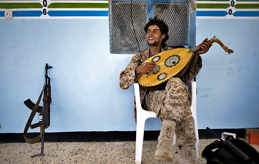 Ливийские повстанцы на отдыхе